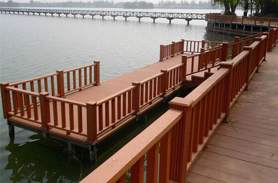 स्कूल परिसर की सीमा के लिए 8 फीट लंबी डब्ल्यूपीसी बाड़ लगाना