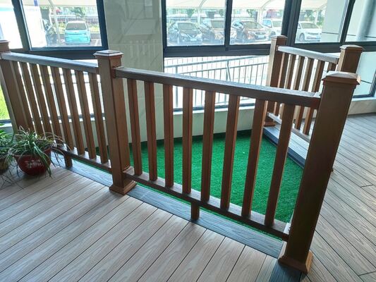 एल्यूमिनियम फ्रेम डब्ल्यूपीसी बाड़ लगाना स्लैट शैली आउटडोर गृह सुरक्षा