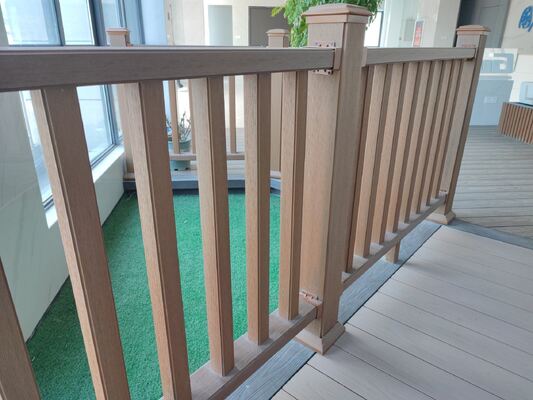 एल्यूमिनियम फ्रेम डब्ल्यूपीसी बाड़ लगाना स्लैट शैली आउटडोर गृह सुरक्षा