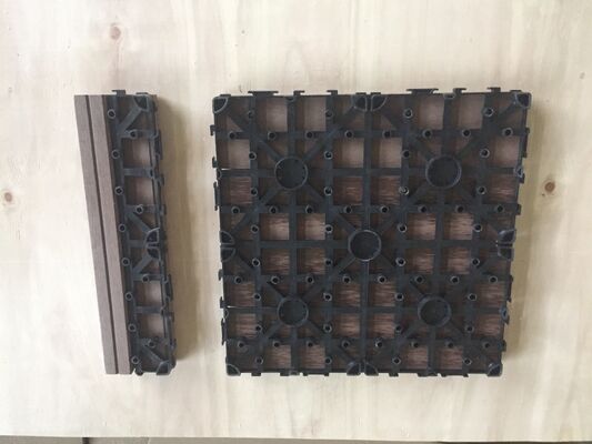 होम आउटडोर डब्ल्यूपीसी डेक टाइलें 30x30 सेमी प्राकृतिक लकड़ी के लुक के साथ टिकाऊ DIY फ़्लोरिंग