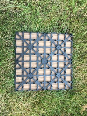 घर के आँगन के लिए DIY WPC डेक टाइलें 30*30CM प्राकृतिक लकड़ी अनाज आउटडोर फ़्लोरिंग