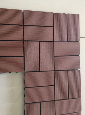 घर के बाहरी स्थानों के लिए 30x30 सेमी इंटरलॉकिंग डब्ल्यूपीसी डेक टाइलें DIY आँगन फ़्लोरिंग