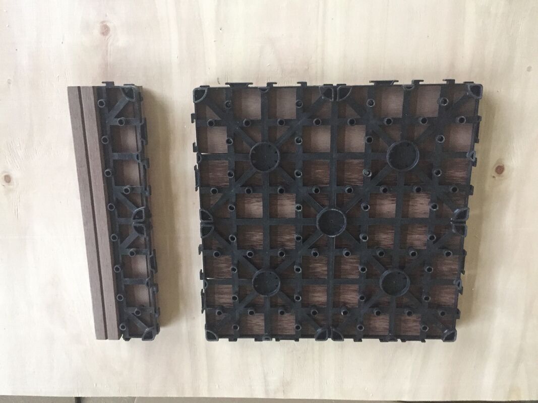 होम आउटडोर डब्ल्यूपीसी डेक टाइलें 30x30 सेमी प्राकृतिक लकड़ी के लुक के साथ टिकाऊ DIY फ़्लोरिंग