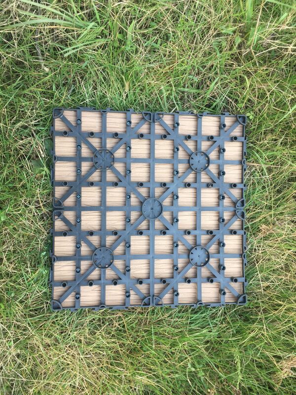 घर के आँगन के लिए DIY WPC डेक टाइलें 30*30CM प्राकृतिक लकड़ी अनाज आउटडोर फ़्लोरिंग
